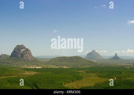 Casa di vetro montagne sulla Costa del Sole Foto Stock