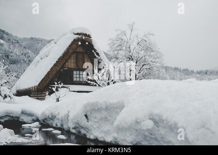 Villaggi storici di Shirakawa-go, Giappone nel giorno nevoso, film tono, look classico. Foto Stock