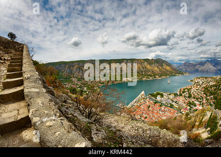 Un affascinante vista panoramica della città vecchia, la Baia di Kotor e il mountainscape dalla parete della città passi, Crna Gora, Montenegro, Balcani, Europa. Foto Stock