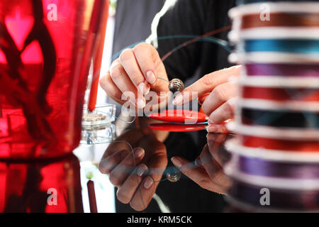 Perle di threading,gioielli workshop Foto Stock