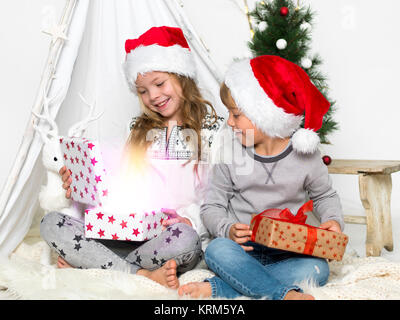 Fratello e Sorella quando geschenkeauspacken Foto Stock