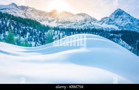 Montagne innevate e cumuli di neve Foto Stock