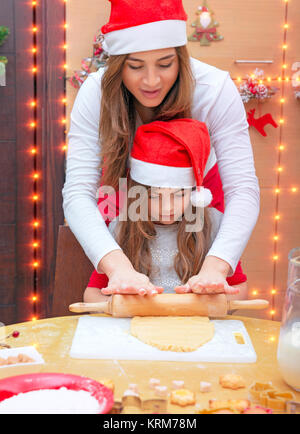 La famiglia felice facendo biscotti di Natale Foto Stock