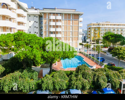 Sunny view in corrispondenza di una strada in Lido di Jesolo Foto Stock