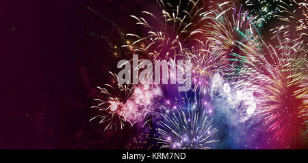 Nächtliches Feuerwerk mit bunten Licht- und Glitzermustern, grafische Sternformen mit Bewegungsunschärfe hinzugefügt Foto Stock