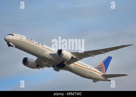 United Airlines Boeing 787 Dreamliner N13954 decollo dall'Aeroporto Heathrow di Londra, Regno Unito Foto Stock