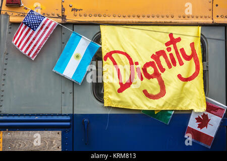 Dignità giallo banner sul vecchio autobus Foto Stock