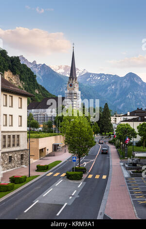 Vaduz, Liechtenstein - 28 Maggio 2016: una vista della città con innevate montagne di alp e Cattedrale di San Fiorino sul tramonto a Vaduz, Liechtenstein. Foto Stock