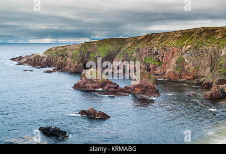 Scogliere, pile di mare, la spiaggia di ciottoli e cove a Bloody Foreland, a nord-ovest di Punta della Contea di Donegal, Irlanda Foto Stock