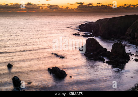 Pile del mare nella baia al tramonto a Bloody Foreland, a nord-ovest di Punta della Contea di Donegal, Irlanda Foto Stock