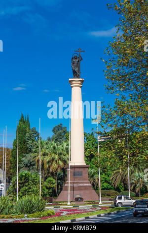 Sochi, Russia - 29 Settembre 2016: colonna monumentale con una statua di San Michele Arcangelo Foto Stock