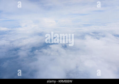 Nuvole. vista dalla finestra di un aereo Foto Stock