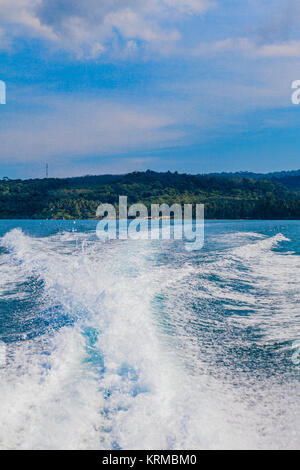 Flusso di acqua dopo la barca veloce. Il sentiero sulla superficie dell'acqua dietro di movimento veloce imbarcazione a motore. Onde sul mare blu Foto Stock