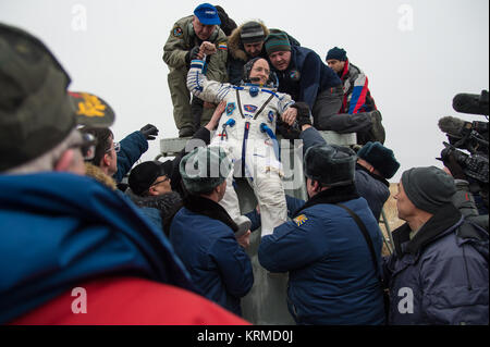 Expedition 46 comandante Scott Kelly della NASA è aiutato fuori della Soyuz TMA-18M navicella spaziale a pochi minuti dopo egli e cosmonauti russi Mikhail Kornienko e Sergey Volkov di Roscosmos sbarcati in una remota area vicino alla città di Zhezkazgan, Kazakistan mercoledì 2 marzo 2016 (kazako tempo). Kelly e Kornienko completato una stazione spaziale internazionale anno record-lunga missione per raccogliere dati preziosi sull'effetto di lunga durata di assenza di peso sul corpo umano che sarà utilizzata per formulare una missione umana su Marte. Volkov restituita dopo aver trascorso sei mesi sulla stazione. Photo credit: (NASA/ Foto Stock