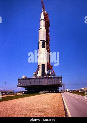 A livello del suolo con vista dell'Apollo 11 Saturn V durante il trasporto. Il veicolo è 363 piedi (111 metri) alta Foto Stock