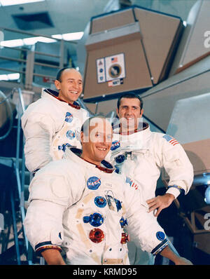 L'Apollo 12 equipaggio pone sulla scala di un LM mockup Foto Stock