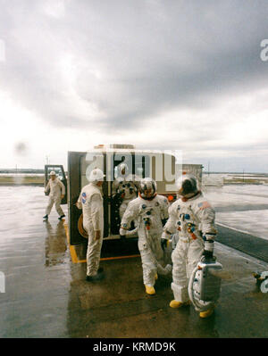 L'Apollo 12 equipaggio lascia il trasferimento van presso il pad prima del lancio Foto Stock