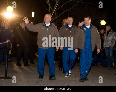 Expedition 47 membri di equipaggio, Tecnico di volo Jeff Williams della NASA, sinistra, Soyuz Commander Alexey Ovchinin di Roscosmos, centro e tecnico di volo Oleg Skripochka di Roscosmos, diritto, Wave addio a parenti e amici come essi partono il cosmonauta Hotel per soddisfare-up per il loro lancio Soyuz alla Stazione Spaziale Internazionale il Venerdì, Marzo 18, 2016 di Baikonur in Kazakhstan. Lancio del razzo Soyuz è prevista per le prime ore del 19 marzo e invierà Ovchinin, Williams e Skripochka su cinque e mezzo mesi di missione a bordo della Stazione Spaziale Internazionale. Photo credit: (NASA/Aubrey G Foto Stock
