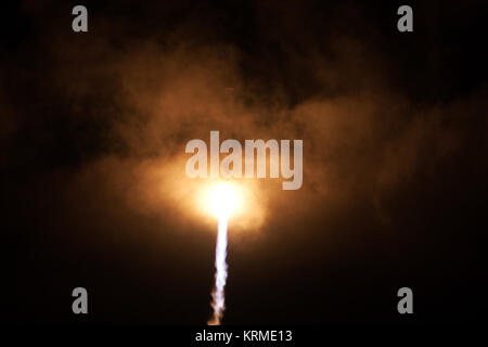 Cygnus ATK orbitale OA-6 su un ULA Atlas V Rocket lancia dal tampone 41 alla Cape Canaveral Air Force Station (CCAFS). Cygnus CRS OA-6 Atlas V rocket lancio (25905883621) Foto Stock