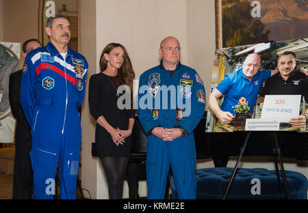 Cosmonauta russo Mikhail Kornienko di Roscosmos, sinistra e astronauta della NASA Scott Kelly, a destra sono visibili accanto a una foto di loro a bordo della Stazione spaziale internazionale, in occasione di un evento che celebra la forza e la stabilità della stazione spaziale internazionale di partenariato, giovedì, 24 marzo 2016, presso la Casa di Spaso a Mosca, in Russia. Mariella Tefft, moglie di U.S. Ambasciatore John Tefft, ha ospitato la manifestazione che ha visto la partecipazione di testa di Roscosmos, Igor Komarov, amministratore della NASA Charles Bolden e altri responsabili. Photo credit: (NASA/AubreyGemignani) Spaso House Reception per International Space Stat Foto Stock