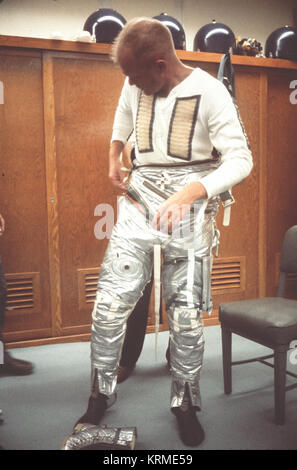 Astronauta John H. Glenn Jr. dons tuta spaziale durante la fase di pre-flight operations a Cape Canaveral Foto Stock