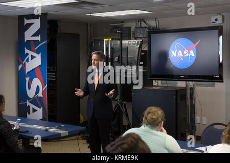 Bob Cabana e dava Newman parla di social media in allegato al sito stampa circa gli aggiornamenti della NASA. KSC-20160408-PH CSH0001 0007 (26285161566) Foto Stock