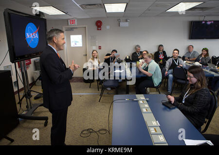 Bob Cabana e dava Newman parla di social media in allegato al sito stampa circa gli aggiornamenti della NASA. KSC-20160408-PH CSH0001 0032 (26285159846) Foto Stock