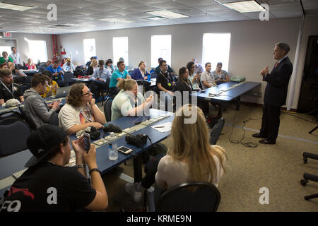 Bob Cabana e dava Newman parla di social media in allegato al sito stampa circa gli aggiornamenti della NASA. KSC-20160408-PH CSH0001 0023 (26244867001) Foto Stock