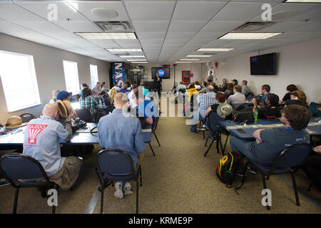 Bob Cabana e dava Newman parla di social media in allegato al sito stampa circa gli aggiornamenti della NASA. KSC-20160408-PH CSH0001 0050 (26038229490) Foto Stock