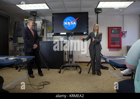 Bob Cabana e dava Newman parla di social media in allegato al sito stampa circa gli aggiornamenti della NASA. KSC-20160408-PH CSH0001 0083 (26038227370) Foto Stock