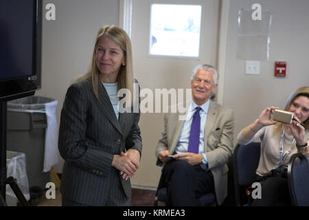 Bob Cabana e dava Newman parla di social media in allegato al sito stampa circa gli aggiornamenti della NASA. KSC-20160408-PH CSH0001 0090 (25706245364) Foto Stock