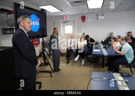 Bob Cabana e dava Newman parla di social media in allegato al sito stampa circa gli aggiornamenti della NASA. KSC-20160408-PH CSH0001 0098 (25708358043) Foto Stock