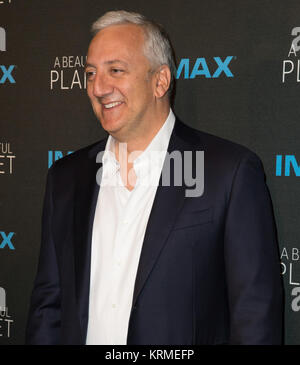 Ex astronauta della NASA Mike Massimino assiste la prima mondiale del film IMAX " Un bel pianeta' a AMC Lowes Lincoln Square Theatre di Sabato, Aprile 16, 2016 in New York City. Le caratteristiche del film sono le riprese della terra catturata da astronauti a bordo della Stazione Spaziale Internazionale. Photo credit: (NASA/Joel Kowsky) 'un bel pianeta' Premiere mondiale (NHQ201604160004) Foto Stock