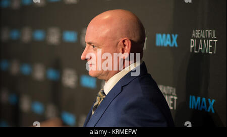 Ex astronauta della NASA Scott Kelly assiste la prima mondiale del film IMAX " Un bel pianeta' a AMC Lowes Lincoln Square Theatre di Sabato, Aprile 16, 2016 in New York City. Le caratteristiche del film sono le riprese della terra catturata da astronauti a bordo della Stazione Spaziale Internazionale. Photo credit: (NASA/Joel Kowsky) 'un bel pianeta' Premiere mondiale (NHQ201604160007) Foto Stock