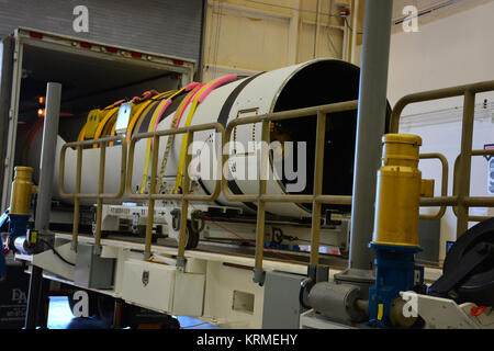 All'interno dell'edificio 1555 a Vandenberg Air Force Base in California, i tecnici e gli ingegneri di ripartire il carico di lavoro di prima fase motore per il movimento orbitale ATK Pegasus XL razzo che lancerà otto NASA Ciclone Sistema globale di navigazione via satellite, o CYGNSS, navicelle spaziali. Quando i preparativi sono completati a Vandenberg, il razzo, con CYGNSS nel suo payload carenatura, verrà allegata all'ATK orbitale L-1011 vettore aereo e trasportato alla NASA Kennedy Space Center in Florida. Il 12 dicembre, 2016, il vettore aereo è programmato per decollare dal pattino striscia alla Cape Canaveral Air Force Station e CYGNSS Foto Stock