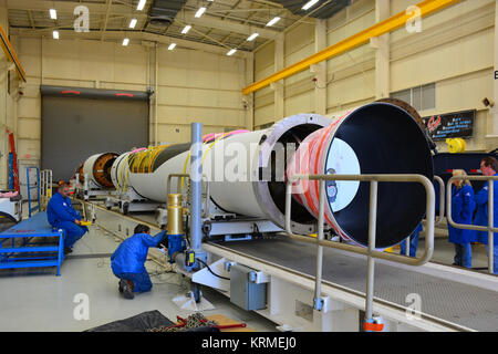 All'interno dell'edificio 1555 a Vandenberg Air Force Base in California, i tecnici e gli ingegneri di ripartire il carico di lavoro di prima fase motore per il movimento orbitale ATK Pegasus XL razzo che lancerà otto NASA Ciclone Sistema globale di navigazione via satellite, o CYGNSS, navicelle spaziali. Quando i preparativi sono completati a Vandenberg, il razzo, con CYGNSS nel suo payload carenatura, verrà allegata all'ATK orbitale L-1011 vettore aereo e trasportato alla NASA Kennedy Space Center in Florida. Il 12 dicembre, 2016, il vettore aereo è programmato per decollare dal pattino striscia alla Cape Canaveral Air Force Station e CYGNSS Foto Stock