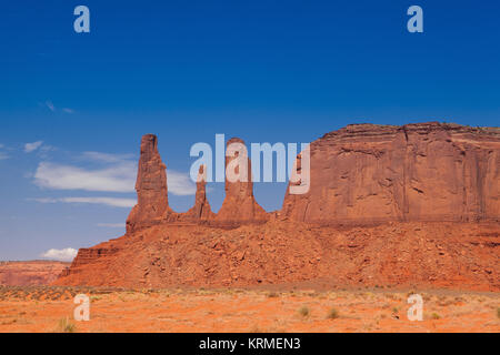 Picchi iconico di formazioni rocciose nel parco tribale Navajo della Monument Valley nello Utah, Stati Uniti d'America Foto Stock