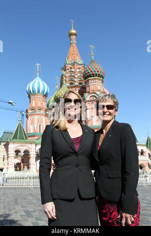 Con la Cattedrale di San Basilio a Mosca del quadrato rosso che serve come sfondo, Expedition 48-49 primo membro dell'equipaggio Kate Rubins della NASA (sinistra) e il suo backup, veterano astronauta Peggy Whitson della NASA (a destra) pone per le immagini possono 31 durante un cerimoniale di pre-lancio visita. Rubins, Anatoly Ivanishin di Roscosmos e Takuya Onishi della Japan Aerospace Exploration Agency sono pianificati per il lancio di Giugno 24 dal cosmodromo di Baikonur in Kazakistan sul Soyuz MS-01 navicella spaziale per quattro mesi di missione sulla Stazione spaziale internazionale. La NASA/Stephanie Stoll Kate Rubins e Peggy Whitson davanti la chiesa di San Basilio' Foto Stock