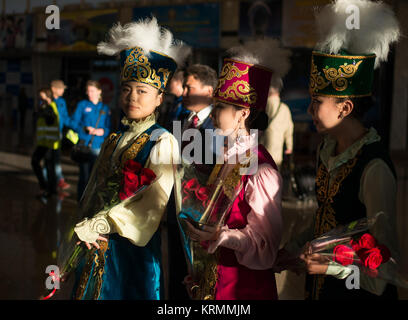 Ragazze in Kazakistan tradizionale abito attendono la spedizione di ritorno 47 membri di equipaggio, Tim Kopra della NASA, Tim Peake dell'Agenzia spaziale europea e Yuri Malenchenko di Roscosmos ad una cerimonia di benvenuto all aeroporto di Karaganda in Kazakistan il Sabato, 18 giugno 2016. Kopra, Peake, Malenchenko e sono rientrato dopo sei mesi in uno spazio in cui essi sono serviti come membri della spedizione 46 e 47 equipaggi a bordo della Stazione Spaziale Internazionale. Photo credit: (NASA/Bill Ingalls) Expedition 47 Soyuz TMA-19M sbarco (NHQ201606180043) Foto Stock