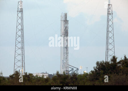 Un SpaceX Falcon 9 rocket è preparato per il decollo (27767201003) Foto Stock