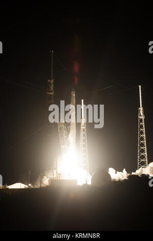 Falcon rocket solleva a 12-45 a.m. EDT (28388618335) Foto Stock