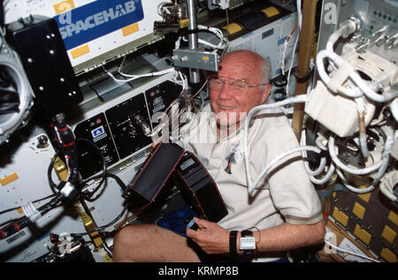 Ottobre 1998 -- STS-95 payload specialist John Glenn rimuove la Advanced Organic separazione (ADSEP) cartucce e li trasferisce al modulo Spacehab. Photo credit: la NASA KSC-JohnGlenn-0016 (31144904130) Foto Stock