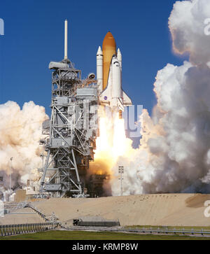 Ottobre 29, 1998 -- la navetta spaziale Discovery solleva Launch Pad 39B per iniziare a nove giorni di missione in terra-orbita. Lancio fu al 2:19 p.m. EST, Ottobre 29, 1998. A bordo sono stati Curtis L. Brown Jr., Steven W. Lindsey, Scott F. Parazynski, Steven K. Robinson, Pedro Duque, negli Stati Uniti il senatore John H. Glenn Jr e Chiaki Naito-Mukai. Duque è un specialista di missione che rappresenta l'Agenzia Spaziale Europea (ESA) e Mukai è un payload specialist che rappresenta il Giappone del National Space Development Agency (NASDA). Glenn, rendendo il suo secondo volo spaziale ma la sua prima in 36 anni, entra Mukai come un payload specialis Foto Stock