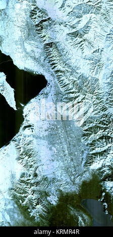Salt Lake City, Utah, inverno 2001 2002 Olimpiadi invernali sono ospitati da Salt Lake City a diversi luoghi all'interno di città in città nelle vicinanze e all'interno della adiacente Wasatch Mountains. Questa simulazione di colore naturale immagine presenta un nevoso, vista invernale della North Central Utah che include tutti i siti olimpici. L'immagine si estende da Ogden nel nord, a Provo nel sud; e comprende le cime innevate montagne Wasatch e nella parte orientale del grande lago salato. Questa immagine è stata acquisita in data 8 febbraio 2001 da Advanced spaziali emissione termica e di riflessione Radiometer (ASTER) sull' della NASA Foto Stock