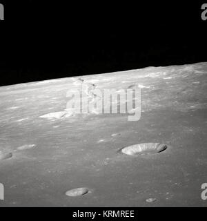 Una marcia avanti alta vista obliqua di Rima Ariadaeus sulla Luna, come fotografato da Apollo 10 astronauti nel maggio del 1969. Punto centrale coordinate si trova a 17 gradi, 5 minuti di longitudine est e 5 gradi, 0 minuti di latitudine nord. Uno dell'Apollo 10 astronauti finalizzato un palmare 70mm Fotocamera in superficie da orbita lunare per una serie di foto in questa zona. Identificatore della NASA: GPN-2000-001484 Lunar Arto (8252445443) Foto Stock