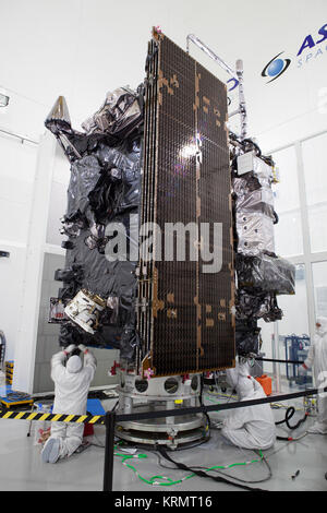 Il funzionamento Geostationary Satellite ambientale (VA-R) è in fase finale di avviare i preparativi prima del rifornimento di carburante all'interno del payload Astrotech processing facility in Titusville, Florida nei pressi di NASA Kennedy Space Center. Va-R sarà il primo satellite in una serie di nuova generazione va NOAA satelliti. La navicella spaziale è di lanciare a bordo di un regno lancio Alleanza Atlas V rocket in novembre. Va-R a Astrotech facility in Florida (KSC-20160926-PH DNG01 0005) Foto Stock