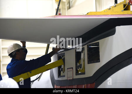 All'interno dell'edificio 1555 a Vandenberg Air Force Base in California, i tecnici e gli ingegneri eseguire ala finale le installazioni su l'orbitale ATK Pegasus XL razzo che lancerà otto NASA Ciclone Sistema globale di navigazione via satellite, o CYGNSS, navicelle spaziali. Quando i preparativi sono gareggiato a Vandenberg, il razzo, con CYGNSS nel suo payload carenatura, verrà allegata all'ATK orbitale L-1011 vettore aereo e trasportato alla NASA Kennedy Space Center in Florida. Il 12 dicembre, 2016, il vettore aereo è programmato per decollare dal pattino striscia alla Cape Canaveral Air Force Station e CYGNSS Foto Stock