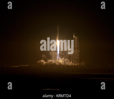 L'orbitale ATK Antares rocket, con il veicolo spaziale Cygnus onboard, lancia dal PAD-0A, Lunedì, Ottobre 17, 2016 a NASA Wallops Flight Facility in Virginia. ATK orbitale del sesto contratta di rialimentazione di carico con la missione NASA per la Stazione Spaziale Internazionale è in grado di offrire oltre 5.100 libbre di scienza e ricerca, equipaggio e forniture hardware del veicolo per il laboratorio orbitale e il suo equipaggio. Photo credit: (NASA/Bill Ingalls) Antares Lancio del razzo (NHQ201610170105) Foto Stock