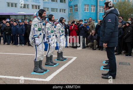 Expedition 49 tecnico di volo Shane Kimbrough della NASA, sinistra, Soyuz commander Sergey Ryzhikov di Roscosmos, centro e tecnico di volo Andrey Borisenko di Roscosmos, destro, in attesa di ricevere un saluto finale da parte di funzionari prima di uscire la costruzione di 254 per il loro lancio a bordo della Soyuz MS-02 navicelle per la Stazione Spaziale Internazionale, Mercoledì, Ottobre 19, 2016 presso il cosmodromo di Baikonur in Kazakistan. Kimbrough, Ryzhikov e Borisenko lanciato verso la Stazione Spaziale Internazionale dal cosmodromo di Baikonur in ottobre. 19 Photo credit: (NASA/Victor Zelentsov) Expedition 49 Preflight (NHQ20161019006 Foto Stock