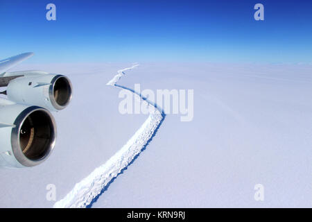 Vista aerea del rift in Larsen C su nov. 10, 2016, compresa l'ala e i motori di un piano Foto Stock